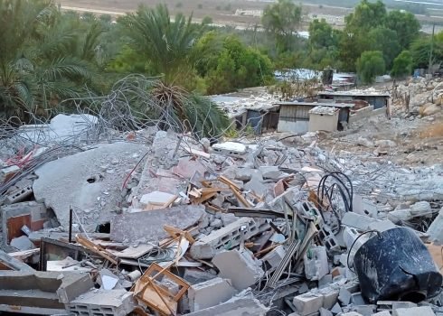 الاحتلال يهدم 8 منشآت من الصفيح في قرية دير حجلة